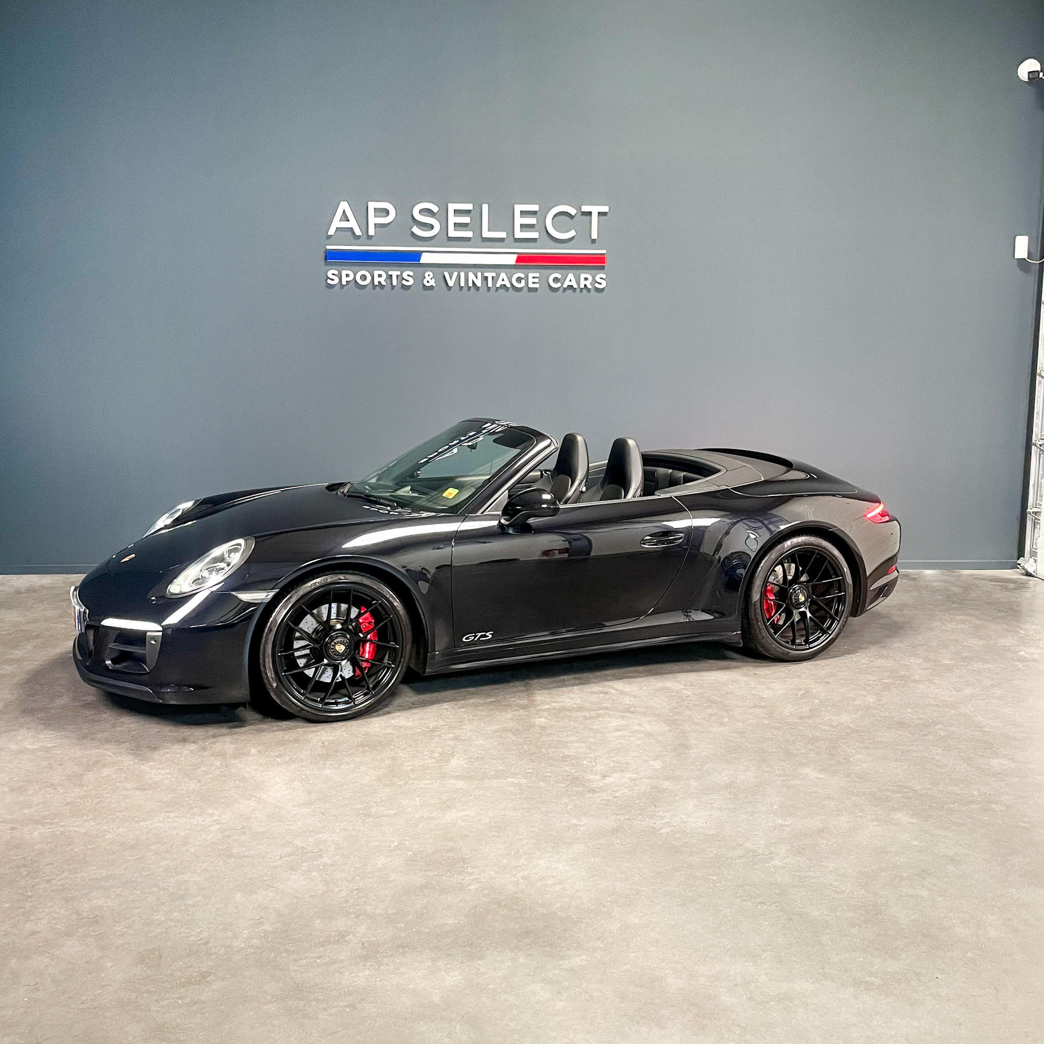 Photographie d'une Porsche 991.2 GTS cabriolet  vue de trois quarts face dans les locaux d'AP SELECT